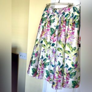 New w/ tags 🌸Floral🌸  A-Line circle skirt . Designer : Mix Nouveau Size medium